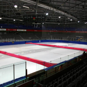 Séparateur de patinoire en mousse PU - housse soudée en PVC non feu M2 680g/m² Liaison par bandes agrippantes - Dimensions : 200 x 35 x hauteur 25 cm (bavettes de liaisons fournies)