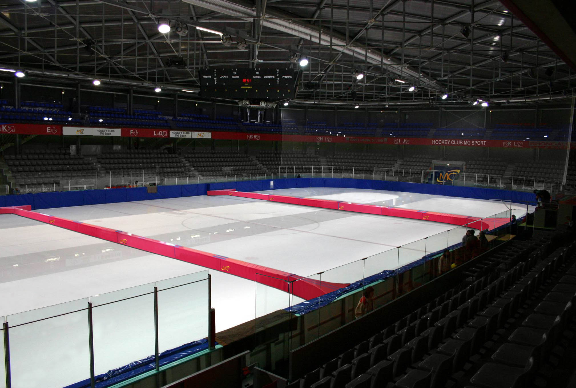 Séparateur de patinoire en mousse PU - housse soudée en PVC non feu M2 680g/m² Liaison par bandes agrippantes - Dimensions : 200 x 35 x hauteur 25 cm (bavettes de liaisons fournies)